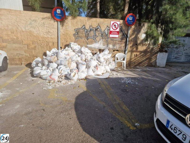 Localitzen l'infractor d'un vessament de més de 30 sacs de restes d'obra en un aparcament de Magaluf.