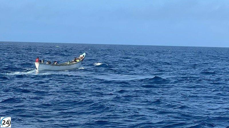 Rescatats 24 migrants després d'arribar en una barca a Cabrera.