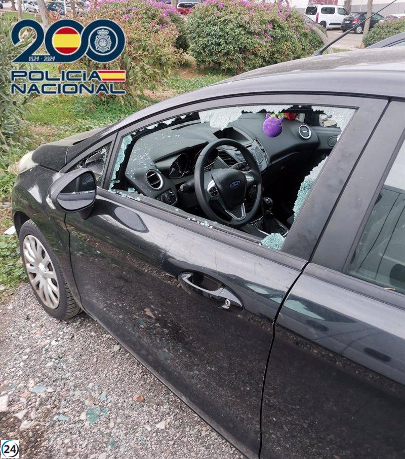 Detenen un home per robar trencant el vidre del finestró de 14 vehicles a Palma.