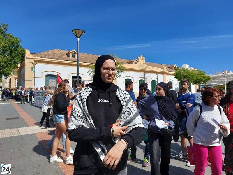 Un centenar de persones formen una cadena humana per demanar un alto el foc permanent a Gaza a Palma.