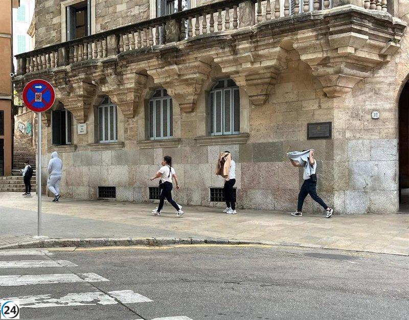Sense acord en la vista per una violació grupal a dues menors segrestades en un cotxe a Mallorca.

Sense acord en la vista per una violació grupal a dues menors segrestades en un cotxe a Mallorca.