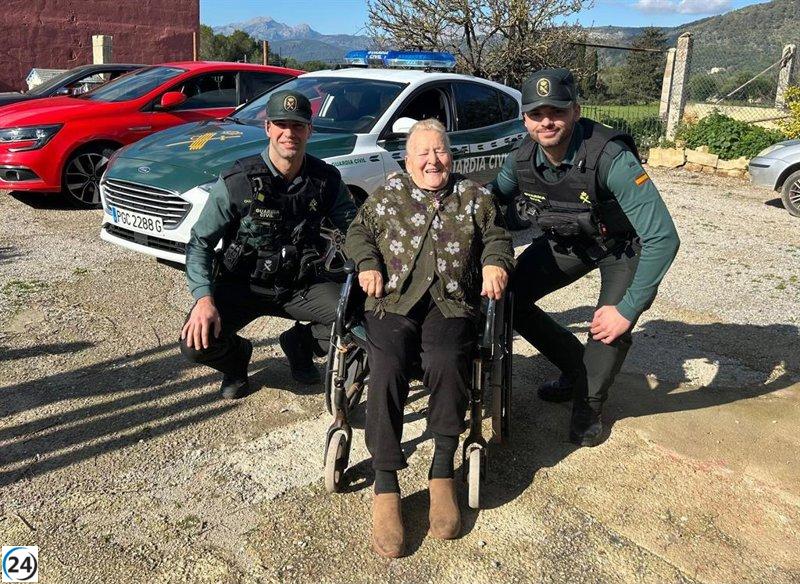 La Guàrdia Civil es reuneix amb una dona de 89 anys rescatada durant un incendi a s'Albufera a l'octubre.