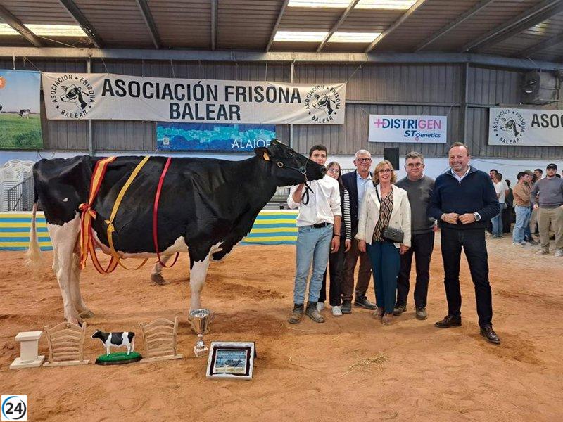 Simonet visita la Fira del Camp d'Alaior i destaca la feina diària dels pagesos per mantenir el sector primari de Menorca.