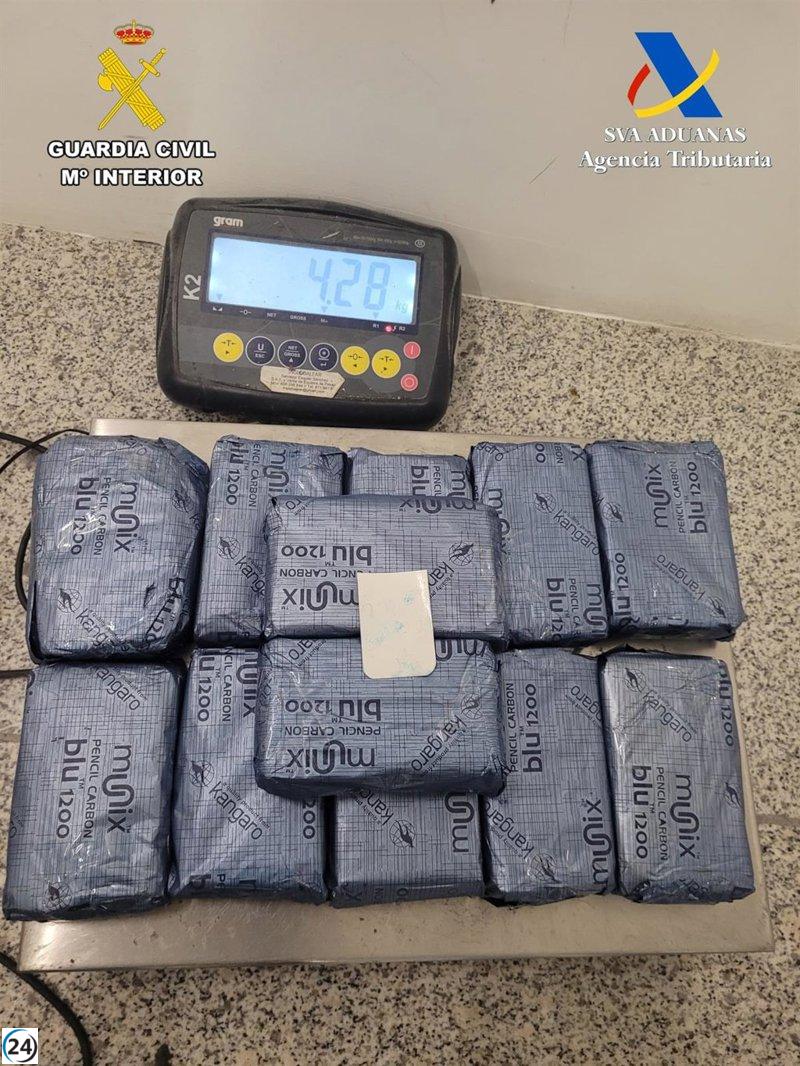 Jove detingut a l'aeroport de Palma per tràfic de drogues ingressa a presó.

Títol reescrit: Jove detingut a l'aeroport de Palma ingressa a presó per tràfic de drogues.