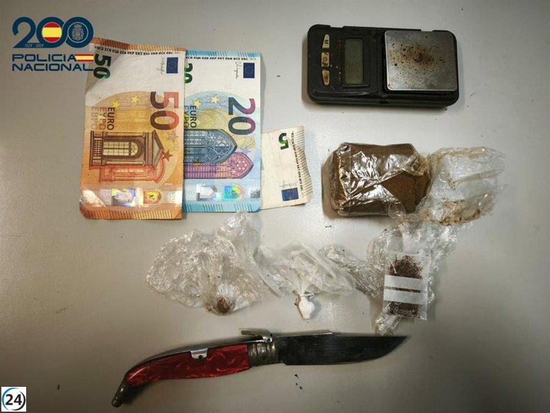 Tres detinguts per tràfic de drogues en tres actuacions diferents de la Policia Nacional.

Tres detinguts per tràfic de drogues en tres actuacions diferents de la Policia Nacional.