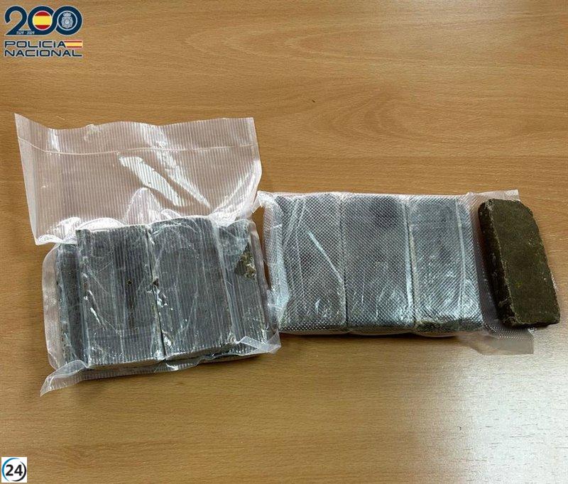 Un jove detingut a Palma per utilitzar la documentació d'una octogenària per enviar droga fora d'Espanya.
Un jove detingut a Palma per utilitzar la documentació d'una octogenària per enviar droga fora d'Espanya.