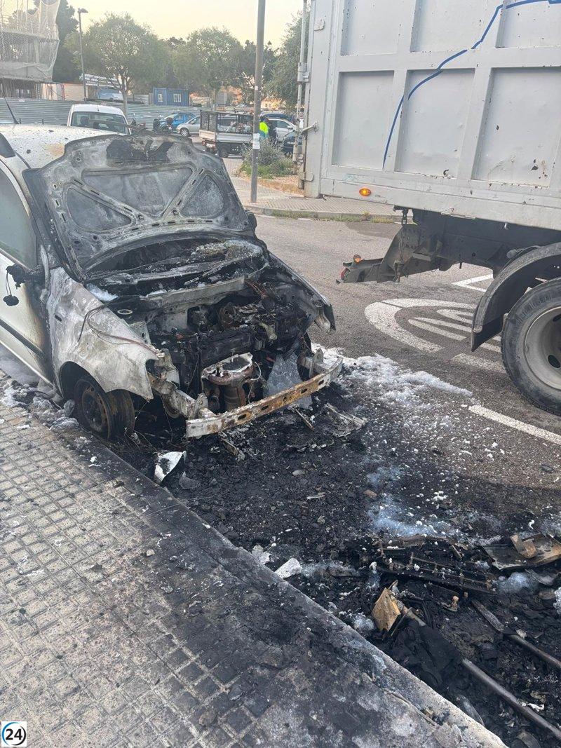 Diversos vehicles i contenidors en flames a Ibiza en dos incendis simultanis.
Vàries vehicles i contenidors en flames a Eivissa en dos incendis simultanis.