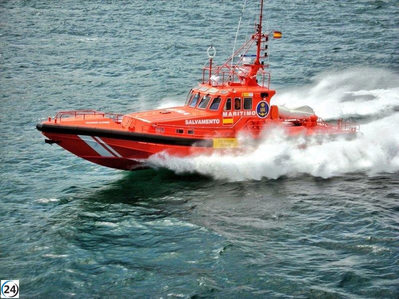 Rescaten a 25 migrants arribats en una pastera a les aigües d'Eivissa.