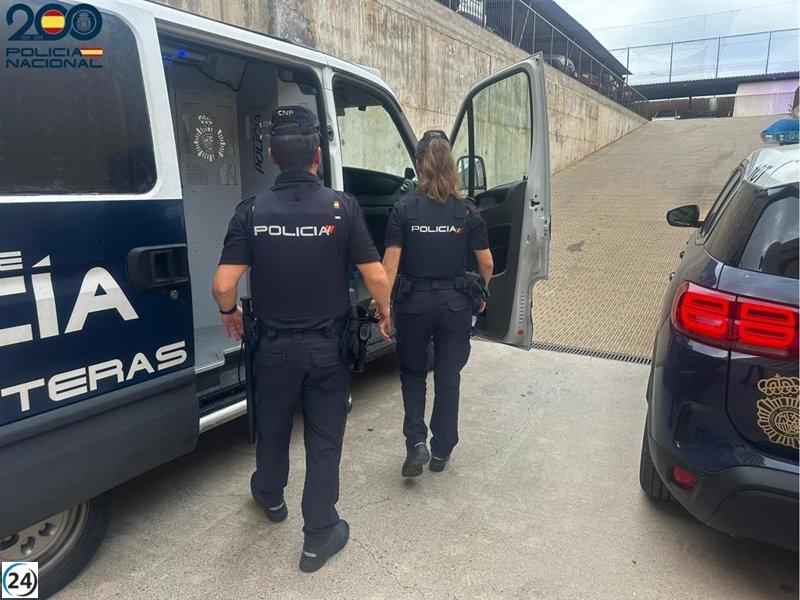 Detingut a Eivissa per canviar la tanca al seu llogater i coaccionar-lo.
Detingut a Eivissa per canviar la tanca al seu llogater i coaccionar-lo.