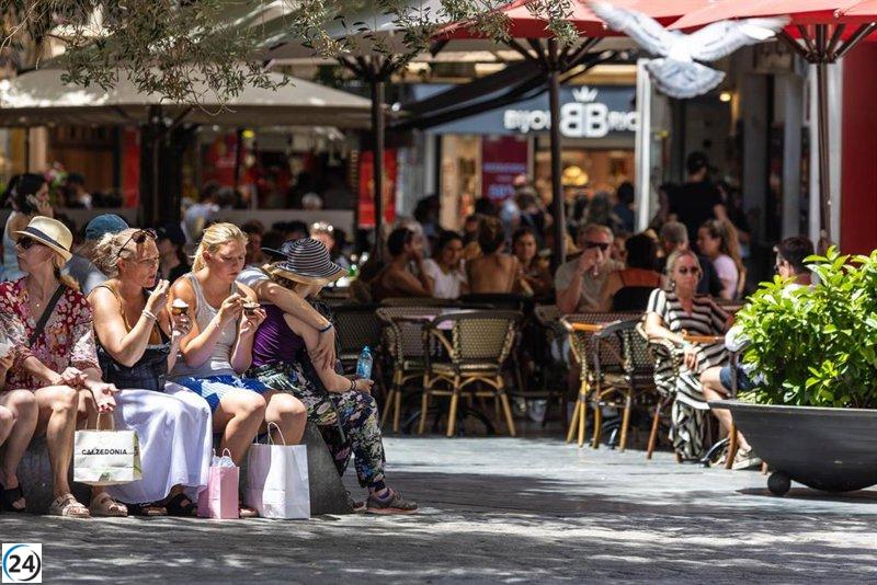 La calor intensa deixa temperatures superiors a 38ºC a Mallorca.

L'onada de calor deixa temperatures superiors als 38ºC a Mallorca.
