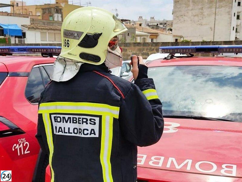 Els bombers de Mallorca rescaten un conductor atrapat després d'un accident a Consell.