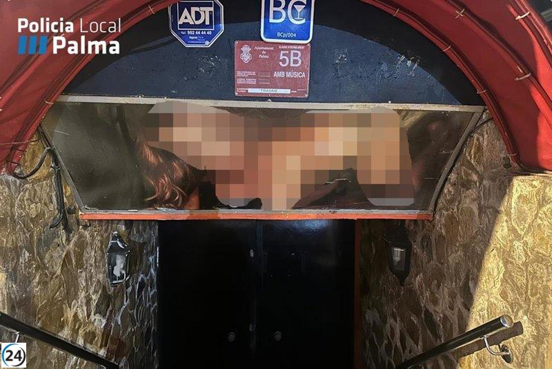 Denuncien cinc locals de Platja de Palma per publicitat sexista.