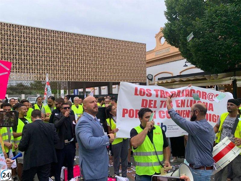 Més per Menorca demana bones condicions laborals pels conductors d'autobús com a garantia d'un bon servei.

Més per Menorca demana bones condicions laborals pels conductors d'autobús com a garantia d'un bon servei.