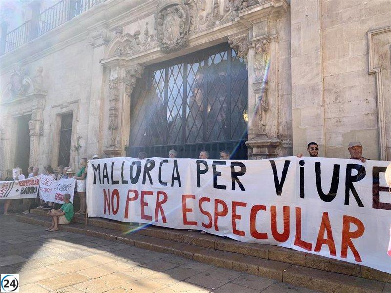 Concentració a Cort en rebuig a la llei de regulació del sòl.