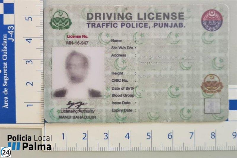 La Policia Local de Palma investiga un home per exhibir un permís de conduir fals de Pakistan.
La Policia Local de Palma investiga un home per exhibir un permís de conduir fals de Pakistan.
