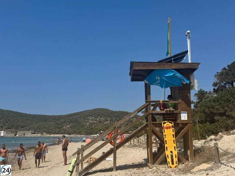 El Govern desplega sensors intel·ligents per mesurar l'ocupació en temps real a la platja de Ses Salines d'Eivissa.
