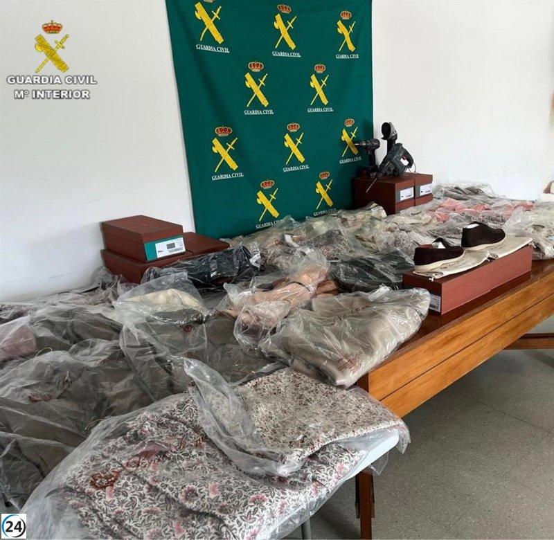 Detingut a Eivissa per la seva implicació en robatoris amb força en establiments i robatori de vehicles.
Detingut a Eivissa per la seva implicació en robatoris amb força en establiments i robatori de vehicles.