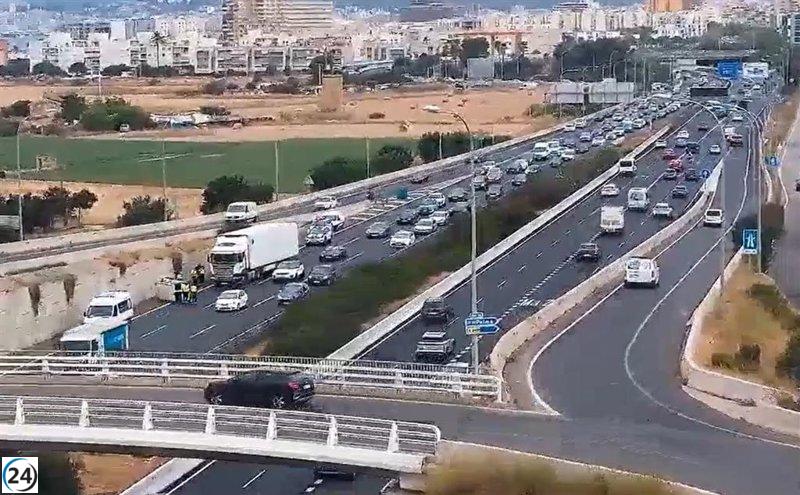 L'atropellament provoca quatre quilòmetres de cues a la sortida de Palma per la Ma-19.
L'accident provoca quatre quilòmetres de retencions a la sortida de Palma per la Ma-19.