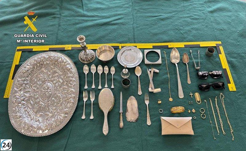Una dona detinguda per robar 40.000 euros en or i plata en diverses cases on treballava a Mallorca.