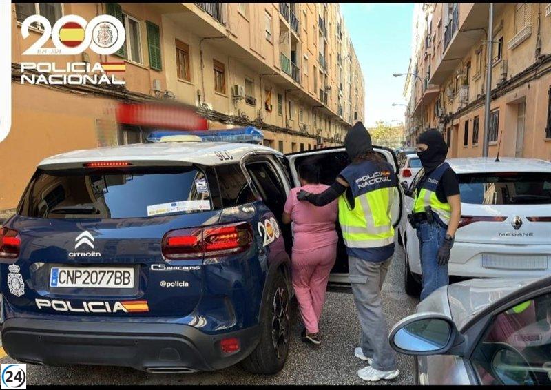 Detinguda una dona que gestionava un punt de venda de cocaïna i marihuana a Son Forteza.
Una dona ha estat detinguda per gestionar un punt de venda de cocaïna i marihuana a Son Forteza.