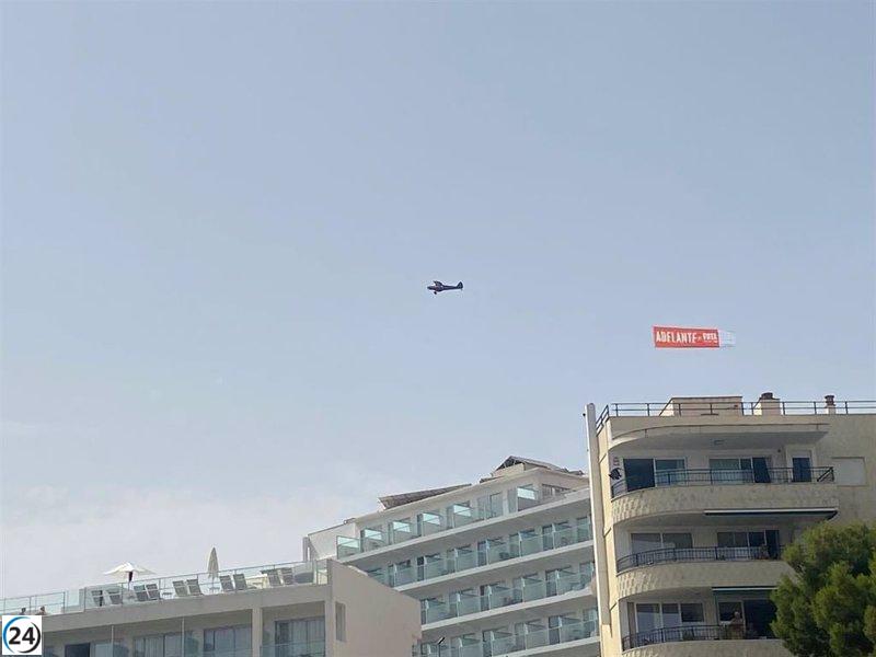 El PSIB anima a la mobilització el 23J a les platges de Mallorca amb una avioneta amb el lema 'Endavant, Vota PSOE'.