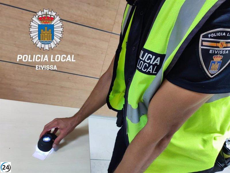 Detingut a Eivissa el conductor d'una moto per falsedat documental i per circular sense permís de conduir.