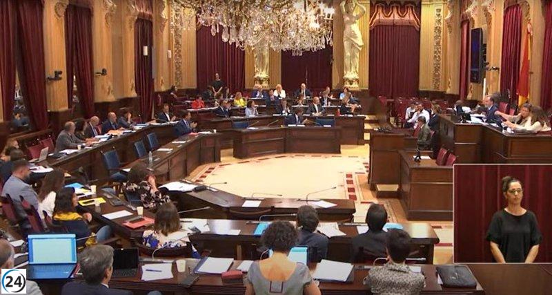 El Parlament insta al Govern a mantenir les normes de normalització lingüística i garantir l'atenció en català.