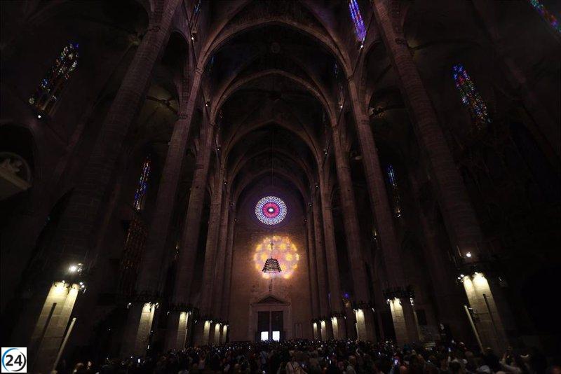 Unes 1.500 persones participen a la 'Festa de la llum' a la Catedral de Mallorca.