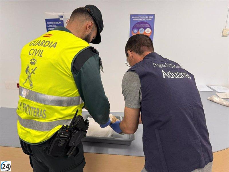 Un home ingressa a la presó després de trobar-li a l'aeroport d'Eivissa 3 quilos d'una nova droga de disseny.

Un home ingresa a la presó després de trobar-li a l'aeroport d'Eivissa 3 quilos d'una nova droga de disseny.