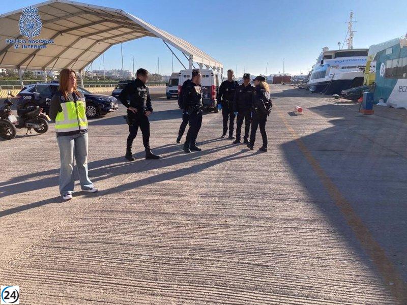 La Policia Nacional deté el patró d'una pastera que va transportar 12 migrants a Eivissa.